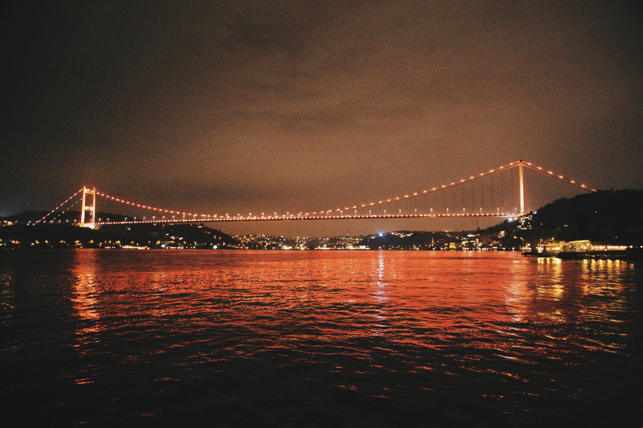 İstanbul’un sembol yapıları turuncuya bürünüyor