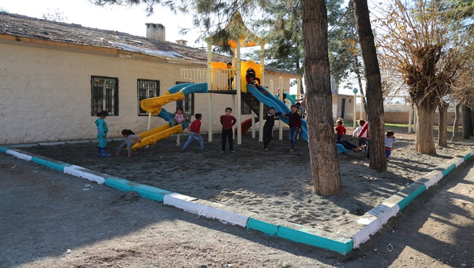 BAŞKAN CANPOLAT İLE KIRSALDAKİ ÇOCUKLARIN YÜZLERİ GÜLÜYOR
