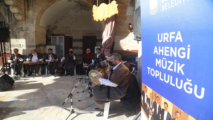 TARİHLE MÜZİK HARMANLANDI, ŞANLIURFA’NIN HANLARINDA YANKILANDI