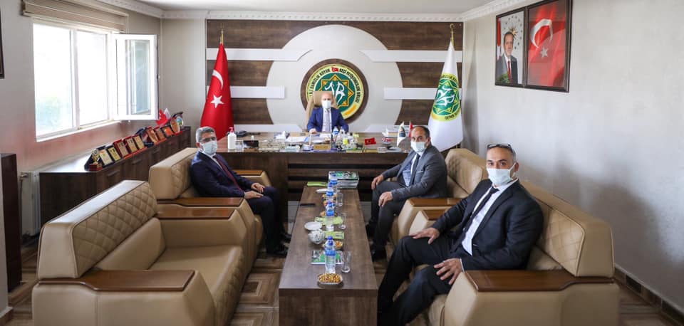 Bir 1 kişi ve oturuyor görseli olabilir