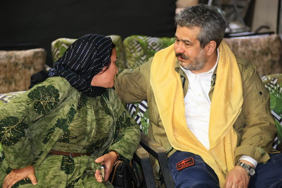 Bir 2 kişi ve kürsü görseli olabilir