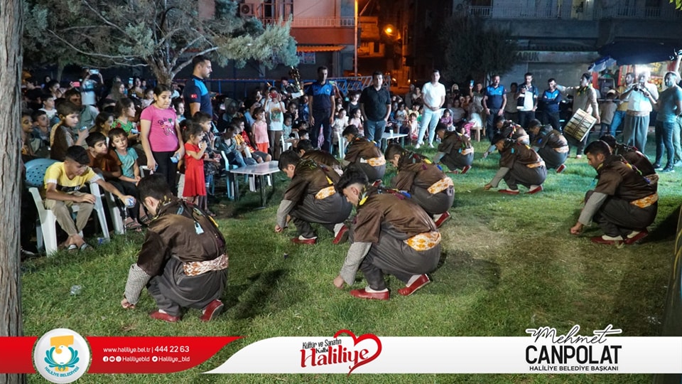 Bir bir veya daha fazla kişi, kalabalık ve yazı görseli olabilir