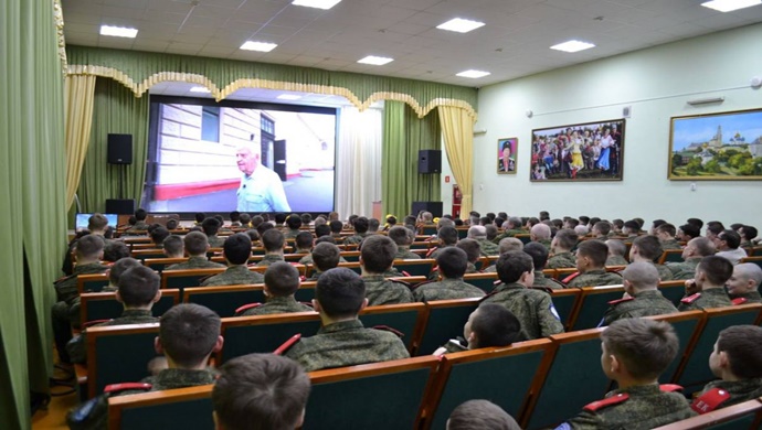 Birleşik Rusya’nın desteğiyle bölgelerde Rus ve Sovyet sporculara yönelik film gösterimleri yapıldı.