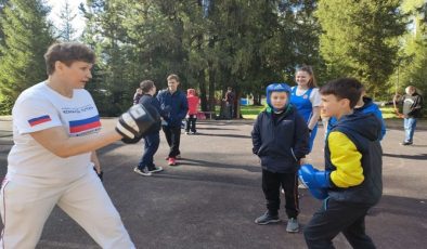 “Birleşik Rusya Kadın Hareketi” aktivistleri Kostroma bölgesindeki bir sağlık kampındaki Belgorod çocuklarını ziyaret etti