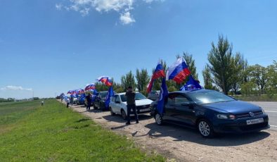 “Birleşik Rusya” Mariupol’un Tamamen Kurtuluş Günü münasebetiyle bir araba mitingi düzenledi