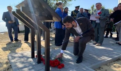 Rostov bölgesindeki Tsimlyansk’ta, Birleşik Rusya’nın desteğiyle, 1964 uçak kazasında ölenlerin anısına bir anma tabelası açıldı.