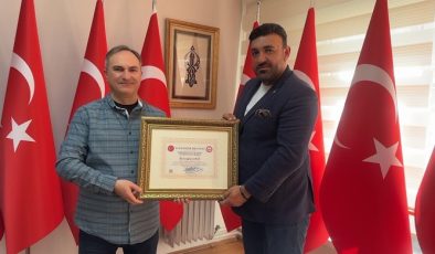 SERDENGEÇTİ DERNEĞİNDEN SU GRUP ENERJİ YÖNETİM KURULU BAŞKANI İŞ İNSANI ERTUĞRUL AYHAN`A TEŞEKKÜR BELGESİ