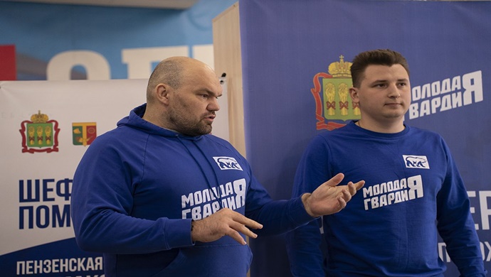 “Birleşik Rusya’nın Genç Muhafızları” Zaporizhia bölgesindeki Tokmak’ta bir insani yardım merkezi açtı