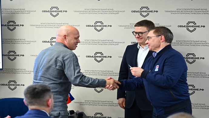 Владимир Якушев вручил партийные билеты «Единой России» депутатам — ветеранам СВО в Челябинской области