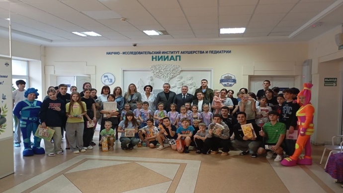 Планшеты, игрушки и наборы для творчества: «Единая Россия» передала «Коробки храбрости» юным пациентам больниц в регионах