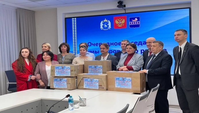 Yamalo-Nenets Özerk Okrugu’ndaki Birleşik Rusya üyeleri, Mariupol’daki yetimlere yeni yıl hediyesi gönderdi