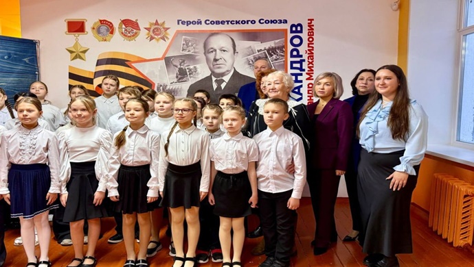 Murmansk Oblastı’ndaki Monchegorsk şehrinde, Birleşik Rusya, Büyük Vatanseverlik Savaşı Kahramanlarından birinin anısına bir duvar resminin açılışını yaptı