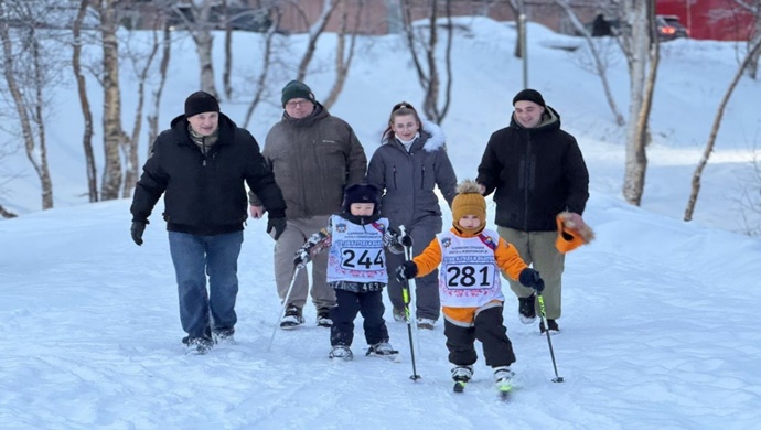 Birleşik Rusya’nın desteğiyle Severomorsk’ta çocuk kayak yarışmaları düzenlendi