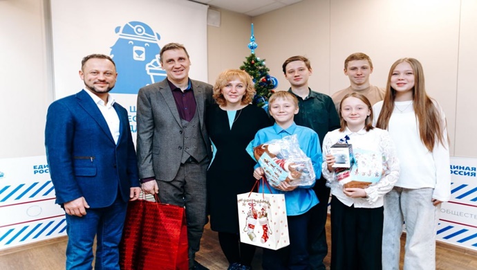 Велосипеды, пианино, микроскоп: секретари реготделений «Единой России» и депутаты Госдумы вручают детям подарки к Новому году