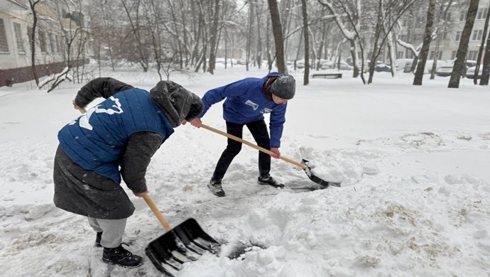 Moskova’da Birleşik Rusya aktivistleri, kar yağışının ardından şehir hizmetlerinin durumla başa çıkmasına yardımcı oluyor