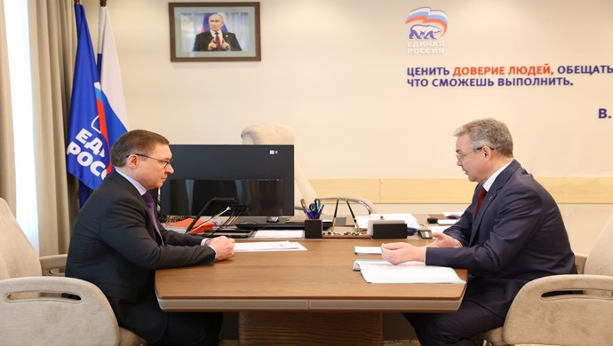 Vladimir Yakushev ve Vladimir Vladimirov, Halk Programı’nın uygulanması ve Birleşik Rusya’nın bölgedeki öncelikli görevleri konularını görüştüler