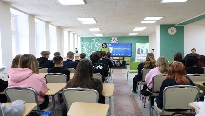 «Женское движение Единой России» познакомило школьников Беловодска (ЛНР) с работой роботов, беспилотников и нейросетей