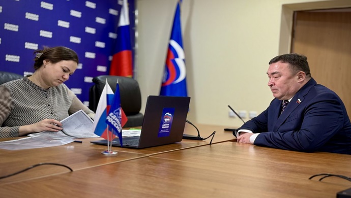 SVO’nun emektarları, girişimcileri ve mevcut milletvekilleri: Birleşik Rusya’nın ön seçimleri için kayıtlar bölgelerde devam ediyor