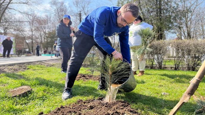 При поддержке «Единой России» в Троицком парке Херсонской области состоялся субботник