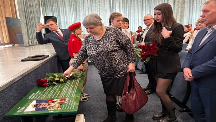 Prokopyevsk’te, Kuzbass’ta, Birleşik Rusya partisi, SVO katılımcılarından birinin anısına bir Kahraman Masası açılışı yaptı