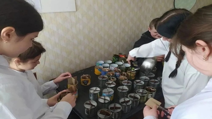 Участницы «Женского движения Единой России» провели занятие по изготовлению блиндажных свечей в школе села Кистендей Саратовской области