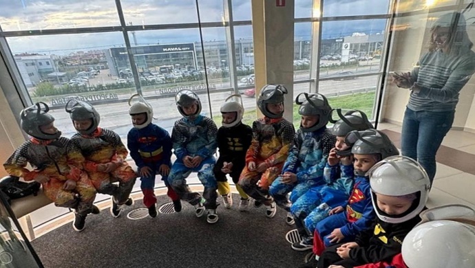 В Краснодаре «Единая Россия» устроила для детей участников СВО экскурсию в аэродинамический комплекс