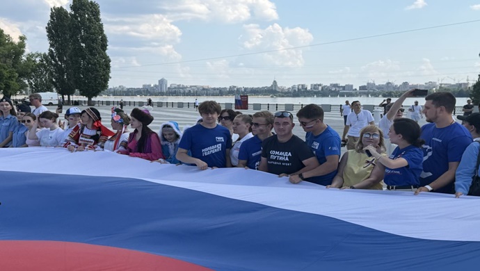 Концерты, открытые уроки, флешмобы: «Единая Россия» провела праздничные акции в ЦФО и на юге страны